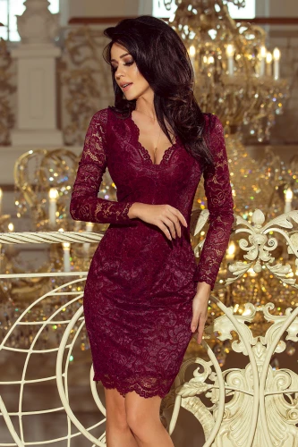 Elegantes, weinrotes Spitzenkleid mit langen Ärmeln und tiefem V-Ausschnitt, das eine feminine Silhouette betont. Perfekt für besondere Anlässe, kombiniert es klassische Eleganz mit modernem Stil.}