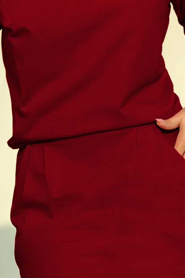 189-5 Sportliches Kleid mit einem Dekolleté auf der Rückseite - Burgunder Farbe