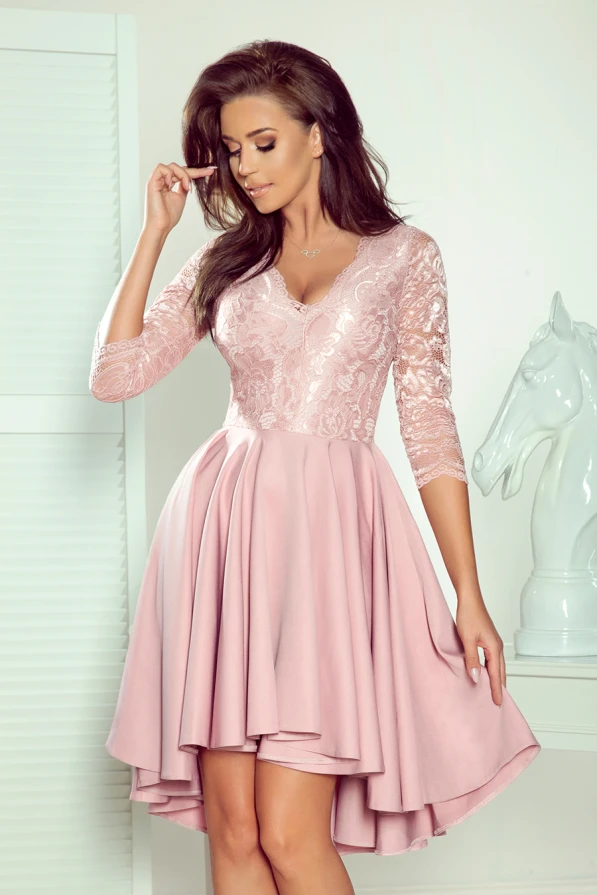 Elegantes, rosafarbenes Kleid mit Spitzenoberteil und dreiviertellangen Ärmeln. Der Rock ist aus fließendem Stoff und hat einen asymmetrischen Saum.