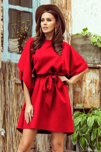 Eine elegante, rote Kleid mit weiten Ärmeln und einem dekorativen Gürtel in der Taille. Perfekt für stilvolle Anlässe und modische Auftritte.}