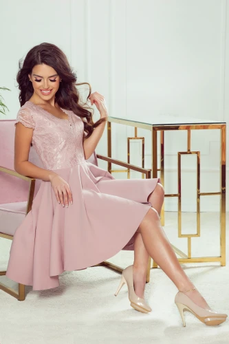 Elegantes Kleid in zartem Rosa mit Spitzenoberteil und fließendem Rock, ideal für besondere Anlässe. Kombiniert mit beigen High Heels für einen stilvollen und femininen Look.}