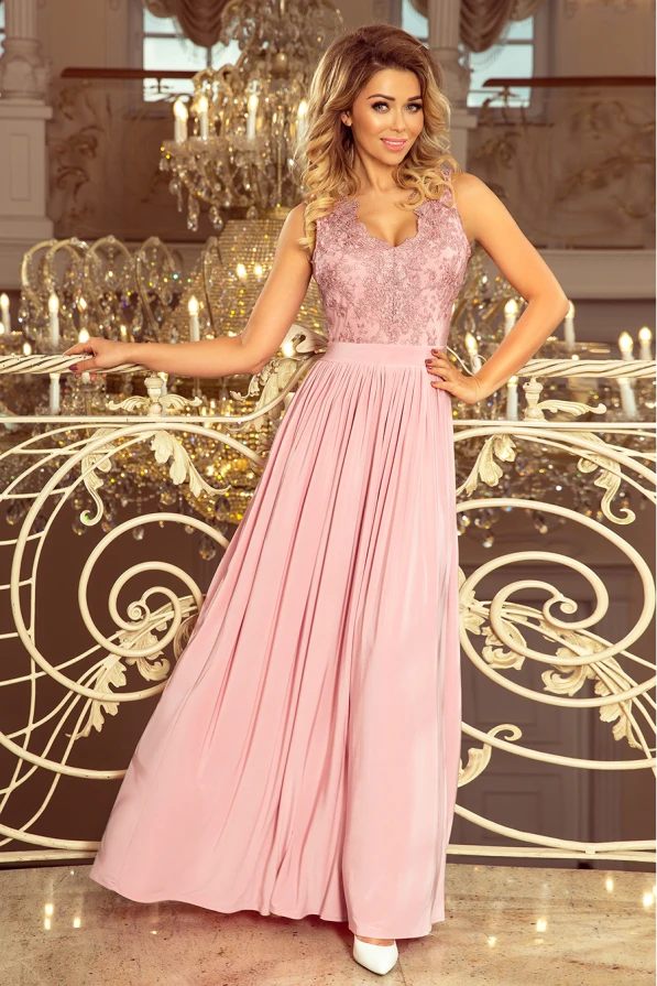 Elegantes, langes Abendkleid in zartem Rosa mit aufwendiger Spitzenverzierung am Oberteil. Der fließende Rock und der ärmellose Schnitt verleihen dem Kleid eine feminine und anmutige Silhouette.