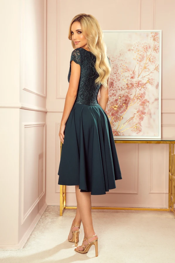 Elegantes, dunkelgrünes Kleid mit Spitzenoberteil und ausgestelltem Rock, perfekt für besondere Anlässe. Die kurzen Ärmel und der feminine Schnitt betonen die Silhouette auf stilvolle Weise.
