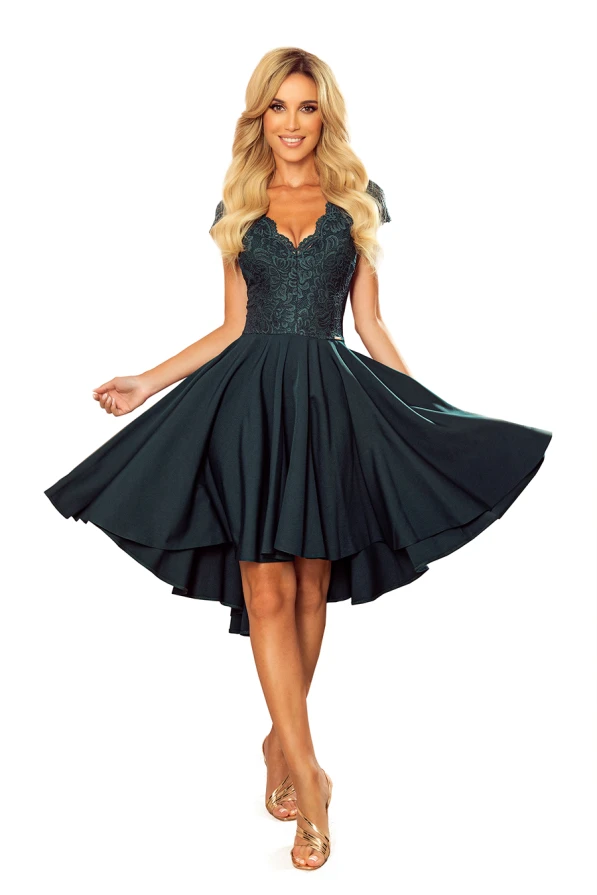 Elegantes, dunkelgrünes Kleid mit Spitzenoberteil und ausgestelltem Rock, das eine feminine Silhouette betont. Perfekt für besondere Anlässe, kombiniert es klassischen Stil mit modernem Charme.