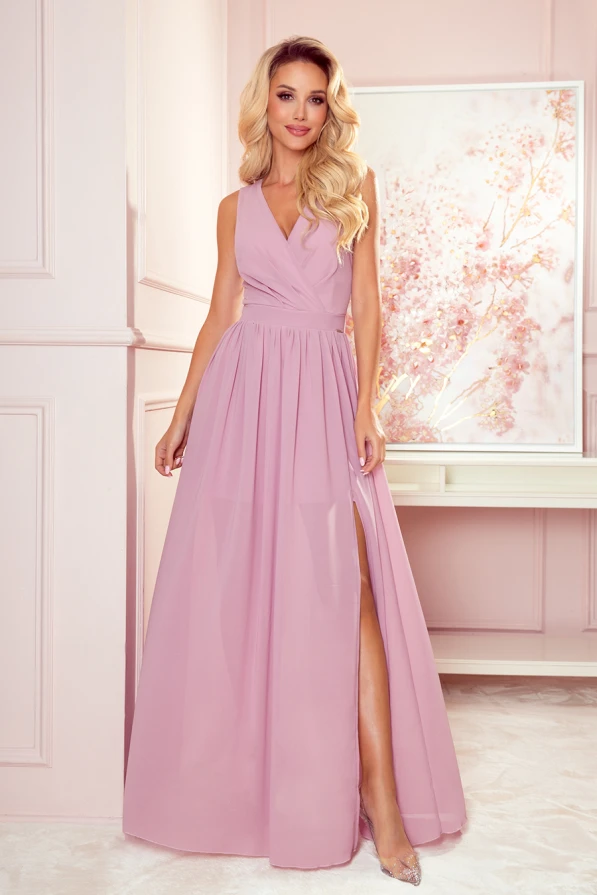 Elegantes, langes Abendkleid in zartem Rosa mit tiefem V-Ausschnitt und hohem Beinschlitz. Der fließende Stoff und die taillierte Passform verleihen dem Kleid eine feminine Silhouette.