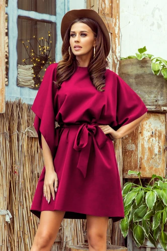Ein elegantes, weinrotes Kleid mit weiten, fließenden Ärmeln und einem passenden Gürtel, der die Taille betont. Perfekt für stilvolle Anlässe, kombiniert es Komfort mit einem modischen, femininen Schnitt.}