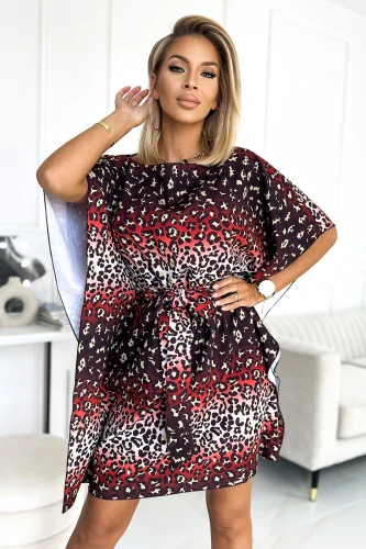 Elegantes Kleid mit einem auffälligen Leopardenmuster in Rot- und Brauntönen, das durch einen Gürtel in der Taille betont wird. Der luftige Stoff und die weiten Ärmel verleihen dem Kleid einen modernen und stilvollen Look.}