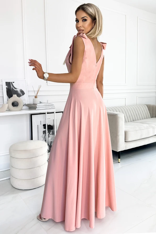 Elegantes, langes Abendkleid in zartem Rosa mit einem fließenden Rock und einem V-Ausschnitt am Rücken. Perfekt für besondere Anlässe, kombiniert es zeitlose Eleganz mit modernem Design.