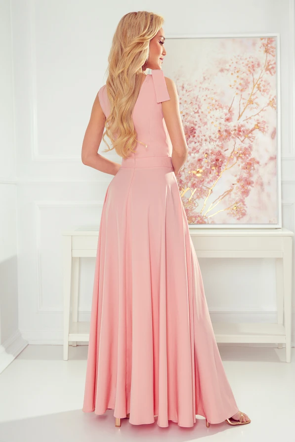 Eine elegante, lange Abendkleid in zartem Rosa mit fließendem Rock und breiten Trägern. Der Stoff fällt sanft und verleiht dem Kleid eine anmutige Silhouette.