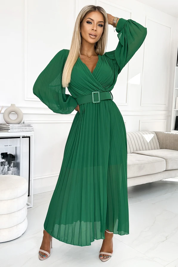 Elegantes, langes, plissiertes Kleid in einem satten Grünton mit einem passenden Gürtel in der Taille. Die weiten Ärmel und der V-Ausschnitt verleihen dem Kleid einen stilvollen und modernen Look.