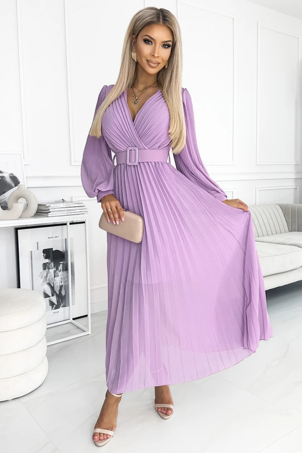 Elegantes, fliederfarbenes, plissiertes Kleid mit V-Ausschnitt und Gürtel, das eine feminine Silhouette betont. Perfekt für besondere Anlässe, kombiniert mit langen Ärmeln und fließendem Stoff.