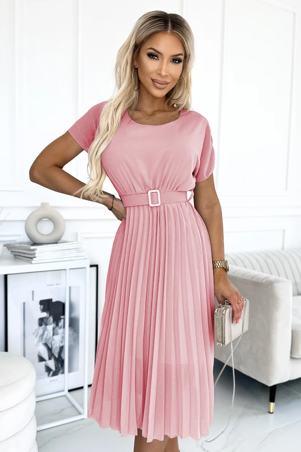 Elegantes, rosa Kleid mit plissiertem Rock und passendem Gürtel, ideal für besondere Anlässe. Der weiche Stoff und der feminine Schnitt verleihen dem Kleid eine zeitlose Eleganz.