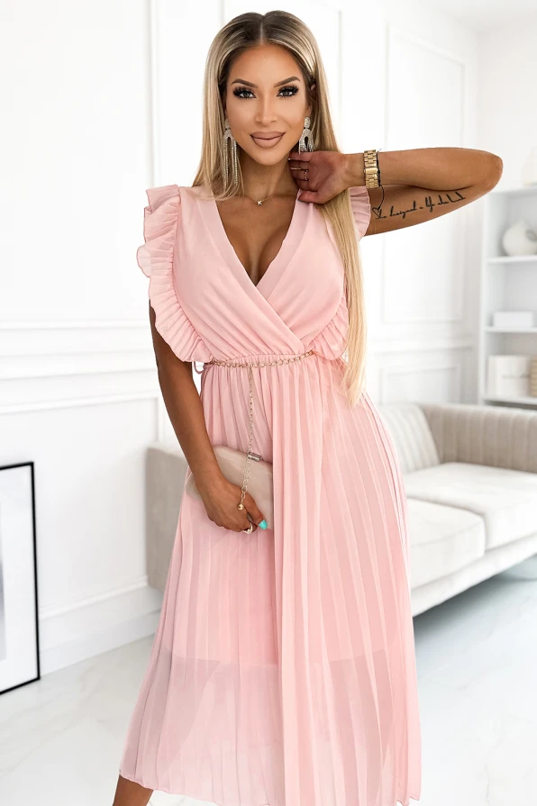 Eine elegante, plissierte Kleid in zartem Rosa mit V-Ausschnitt und kurzen Rüschenärmeln. Der taillierte Schnitt wird durch einen feinen Gürtel akzentuiert, der die feminine Silhouette betont.