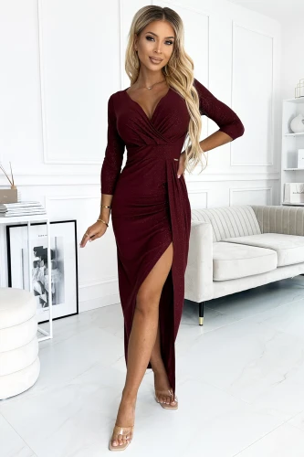 Elegantes, glänzendes Kleid in tiefem Bordeauxrot mit einem verführerischen Schlitz und Wickeldesign. Perfekt für besondere Anlässe, kombiniert es Stil und Raffinesse.}