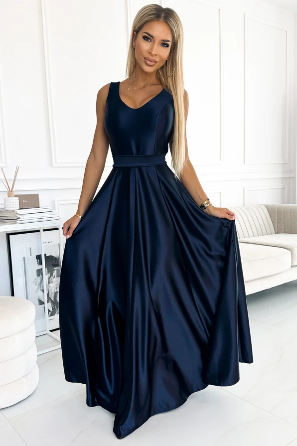 Elegantes, langes Satinkleid in tiefem Marineblau mit einem ärmellosen Oberteil und einem fließenden Rock. Perfekt für formelle Anlässe, kombiniert es zeitlose Eleganz mit modernem Design.