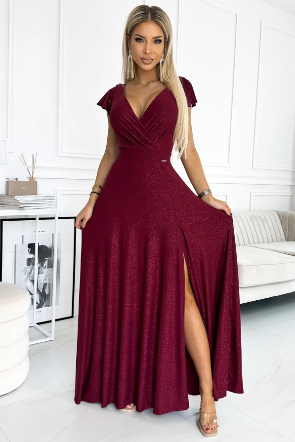 Elegantes, langes Abendkleid in funkelndem Burgunderrot mit tiefem V-Ausschnitt und kurzen Flügelärmeln. Der fließende Rock hat einen hohen Schlitz, der dem Kleid eine verführerische Note verleiht.