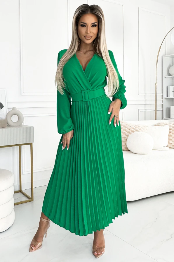 Elegantes, grünes, plissiertes Kleid mit langen Ärmeln und einem breiten Gürtel in der Taille. Perfekt für formelle Anlässe und stilvolle Auftritte.