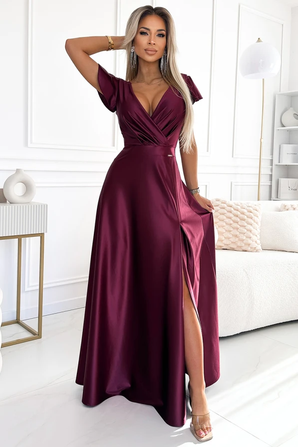 Elegantes, langes Satinkleid in tiefem Burgunderrot mit einem verführerischen V-Ausschnitt und kurzen Ärmeln. Der fließende Stoff und der seitliche Schlitz verleihen dem Kleid eine glamouröse Note.