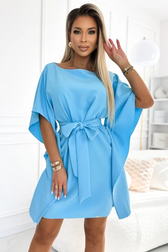 Eine elegante, hellblaue Kleid mit weiten Ärmeln und einem Gürtel, der die Taille betont. Der fließende Stoff und der lockere Schnitt verleihen dem Kleid einen luftigen und stilvollen Look.}