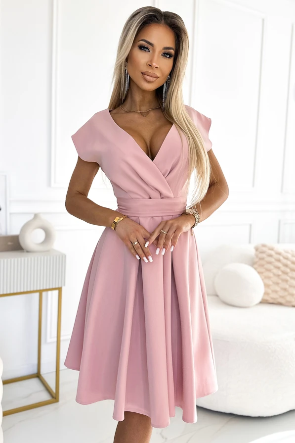 Ein elegantes, rosafarbenes Kleid mit einem ausgestellten Rock und einem tiefen V-Ausschnitt. Der Stoff wirkt weich und fließend, ideal für besondere Anlässe.