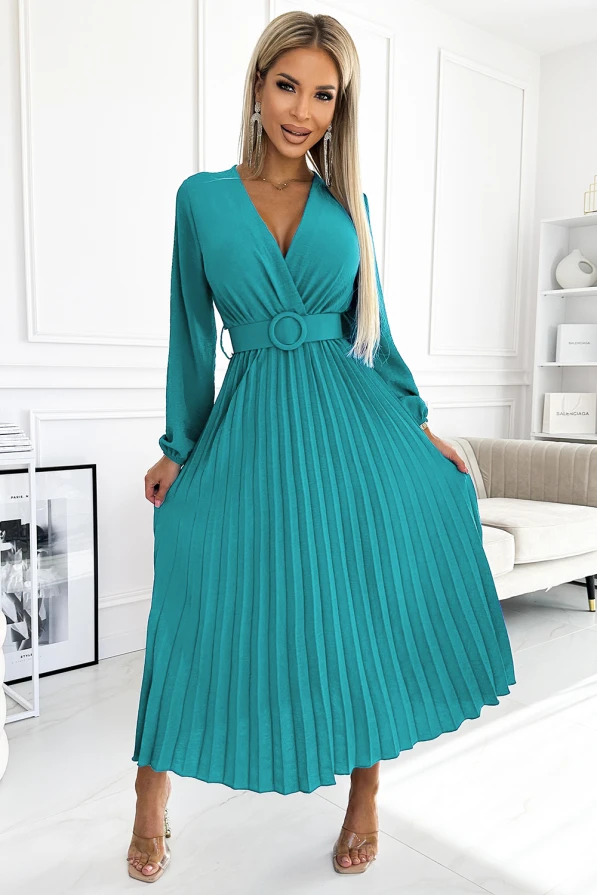 Elegantes, plissiertes Kleid in einem lebhaften Türkis mit einem tiefen V-Ausschnitt und einem breiten Gürtel, der die Taille betont. Die langen Ärmel und der fließende Stoff verleihen dem Kleid eine zeitlose Eleganz.