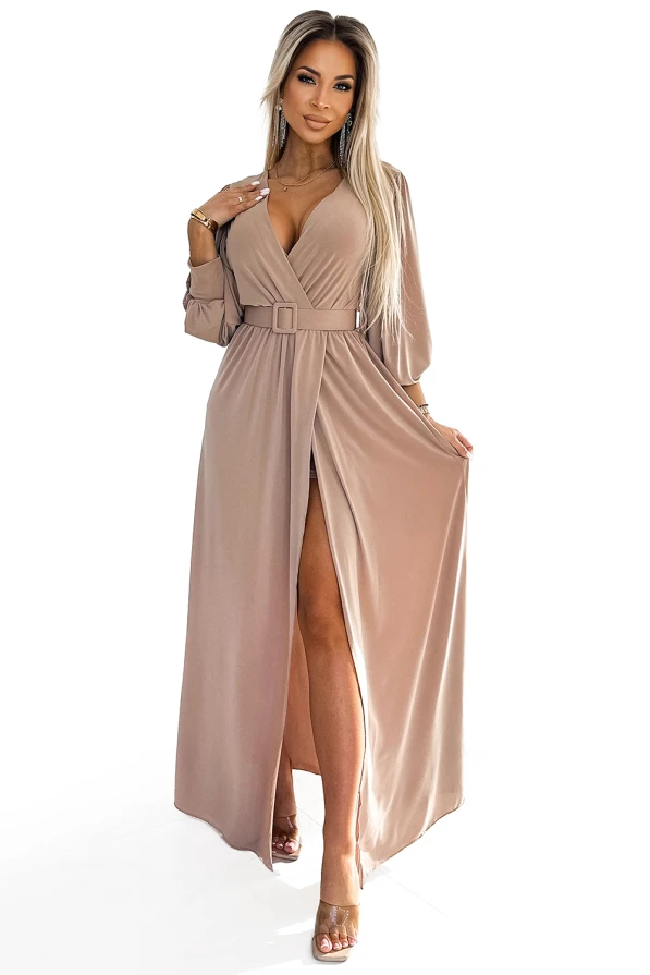 Langes, elegantes Kleid in Beige mit tiefem V-Ausschnitt und einem Gürtel, der die Taille betont. Der fließende Stoff und der hohe Schlitz verleihen dem Kleid eine feminine und stilvolle Note.