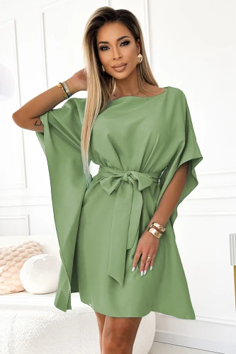 Eine elegante, grüne Kleid mit weiten Ärmeln und einem Bindegürtel in der Taille. Der fließende Stoff und der lockere Schnitt verleihen dem Kleid einen luftigen und stilvollen Look.}