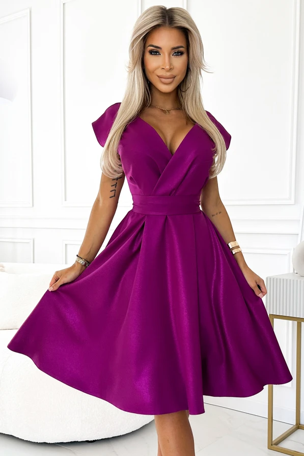 Eine elegante, fuchsiafarbene, ausgestellte Kleid mit V-Ausschnitt und kurzen Ärmeln. Der taillierte Schnitt betont die Figur und verleiht dem Kleid eine feminine Silhouette.