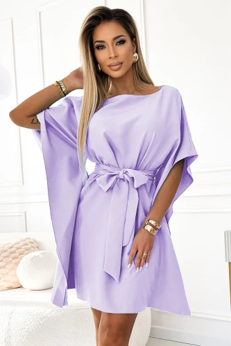 Fliederfarbene Damenkleid mit weitem Schnitt und eleganten Fledermausärmeln, ergänzt durch einen passenden Gürtel, der die Taille betont. Der weiche Stoff und der fließende Stil verleihen dem Kleid eine feminine und stilvolle Ausstrahlung.}