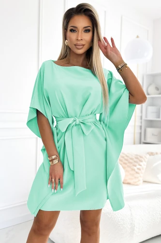 Elegantes, mintgrünes Kleid mit fließendem Stoff und einem breiten Gürtel, der die Taille betont. Die weiten Ärmel und der lockere Schnitt verleihen dem Kleid einen modernen und stilvollen Look.}