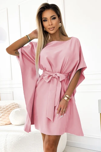 Elegantes, rosafarbenes Kleid mit weiten Ärmeln und einem stilvollen Gürtel, der die Taille betont. Perfekt für besondere Anlässe, kombiniert es Komfort mit einem modischen, femininen Look.}