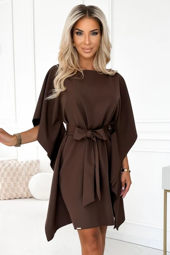Eine elegante, braune Kleid mit Schmetterlingsärmeln und einem Gürtel, der die Taille betont. Der fließende Stoff und der raffinierte Schnitt verleihen dem Kleid einen stilvollen und modernen Look.}