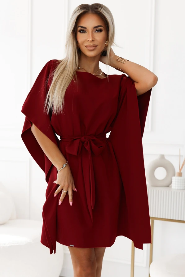 Eine elegante, weinrote Damenkleid mit fließenden Ärmeln und einem stilvollen Taillengürtel. Perfekt für besondere Anlässe, kombiniert es klassischen Charme mit modernem Design.