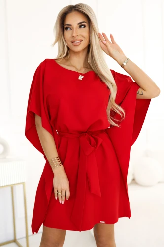 Eine elegante, rote Kleid mit Schmetterlingsärmeln und einem Bindegürtel in der Taille. Perfekt für besondere Anlässe, kombiniert es Stil und Komfort.}