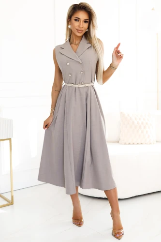 Elegantes, ärmelloses Hemdblusenkleid in einem sanften Grauton mit doppelreihiger Knopfleiste und einem passenden Gürtel. Der fließende Stoff und der ausgestellte Rock verleihen dem Kleid eine feminine und stilvolle Silhouette.}