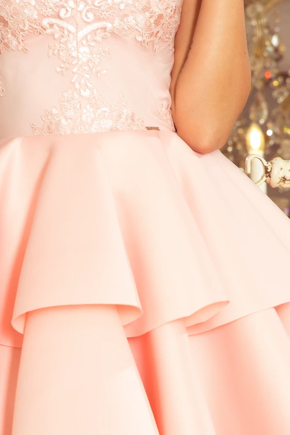 Elegantes, rosafarbenes Kleid mit aufwendiger Spitze und voluminösem Rock. Perfekt für besondere Anlässe und verleiht einen Hauch von Luxus.