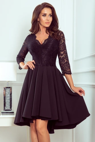 Elegantes schwarzes Kleid mit Spitzenoberteil und dreiviertellangen Ärmeln. Der ausgestellte Rock verleiht dem Kleid eine feminine und stilvolle Silhouette.}