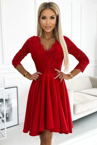 Elegantes rotes Kleid mit Spitzenoberteil und dreiviertellangen Ärmeln, das eine feminine Silhouette betont. Der fließende Rock verleiht dem Kleid eine anmutige Bewegung und eignet sich perfekt für besondere Anlässe.}