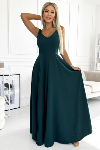 Elegantes, langes Abendkleid in tiefem Smaragdgrün mit V-Ausschnitt und breiten Trägern. Der fließende Rock und die taillierte Passform verleihen dem Kleid eine anmutige Silhouette.}