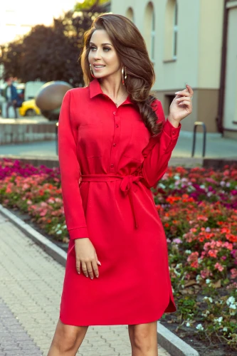 Eine elegante, rote Hemdblusenkleid aus leichtem Stoff mit langen Ärmeln und einem Bindegürtel in der Taille. Perfekt für einen stilvollen Auftritt im Alltag oder bei besonderen Anlässen.}