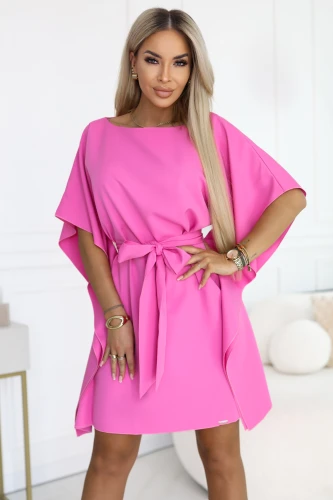 Fuchsiafarbenes Schmetterlingskleid mit Taillenbindung - ein elegantes rosa Kleid der Marke Numoco, polnische Produktion, ideal für Hochzeiten, Kommunionen und Sommerpartys.}