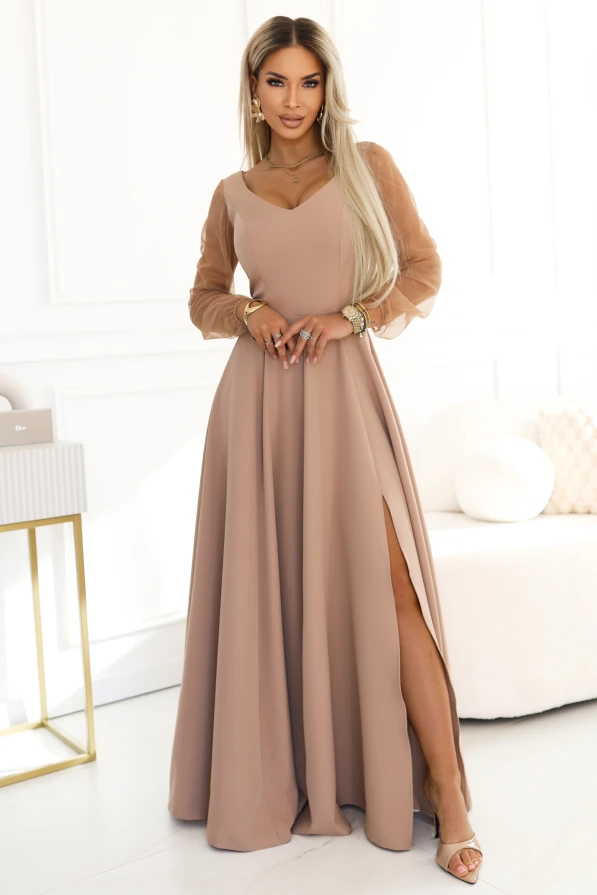 Elegantes Mokka-Maxikleid mit langen transparenten Ärmeln, Herzausschnitt und Beinschlitz - eine feminine Kreation für Hochzeiten, Empfänge und besondere Anlässe.