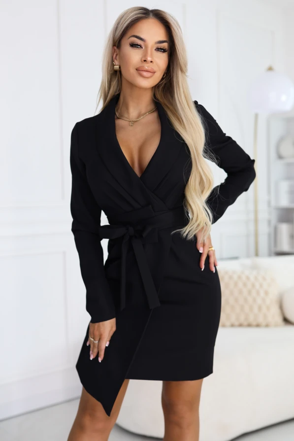 Schwarzes Numoco-Blazerkleid mit Wickelausschnitt, langen Ärmeln, Taillengürtel und asymmetrischem Saum - polnische Produktion.