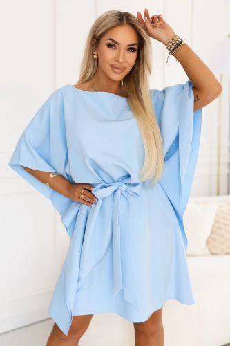 Hellblaues Numoco Kleid mit weiten Ärmeln und Taillenbindung.}
