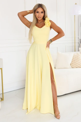 Elegantes gelbes Numoco Polen Maxi-Kleid mit Blumendetail auf der Schulter, V-Ausschnitt, hohem Schlitz, betonter Taille und einem fließenden Rock, ideal für Hochzeit, Abschlussball, Ball und sommerliche Feierlichkeiten.}