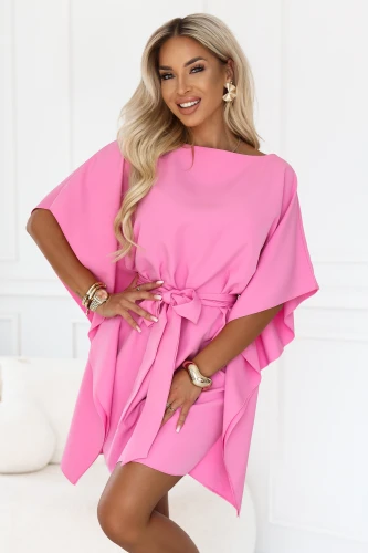 Kleid Sofia Numoco in Bonbonrosa, kurzer Schmetterlingsstil mit breiten Ärmeln und Taillenbindung, hergestellt in Polen.}