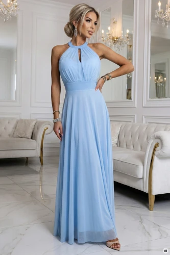 Model im hellblauen, luftigen Halter-Maxikleid mit Ausschnitt am Dekolleté und definierter Taille. Perfekt für Hochzeit, Ball oder elegantes Dinner, wenn Sie feminin und stilvoll aussehen möchten.}