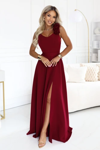Bordeauxrotes Maxikleid Numoco mit floraler Applikation, Schlitz und Bindegürtel}