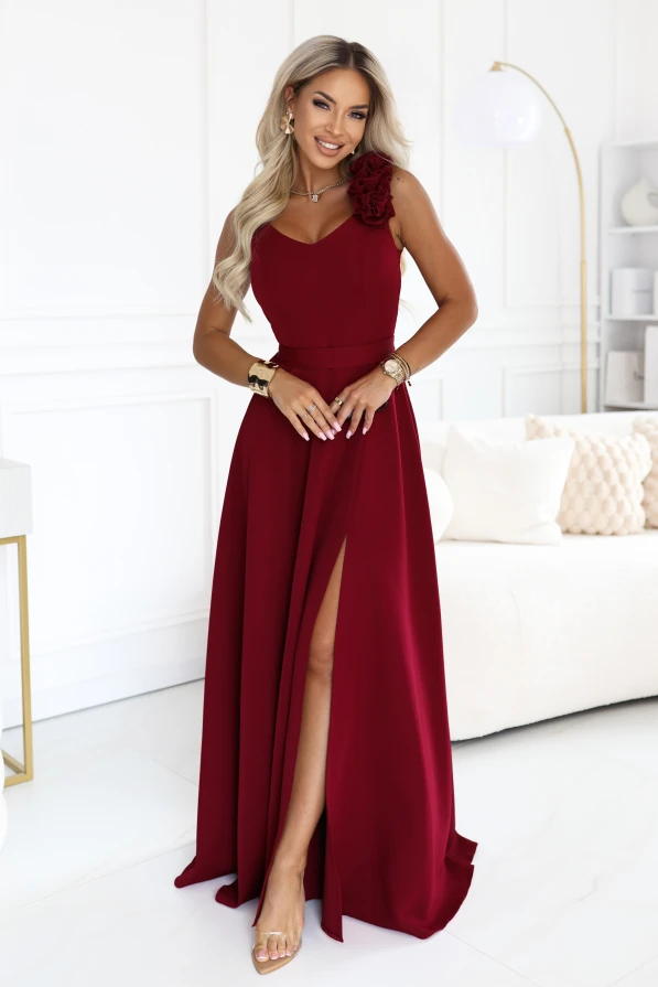 Bordeauxrotes Maxikleid Numoco mit floraler Applikation, Schlitz und Bindegürtel