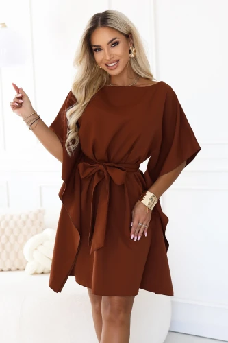 Zimtbraunes Minikleid Sofia Numoco mit breiten Ärmeln und Bindegürtel an der Taille}